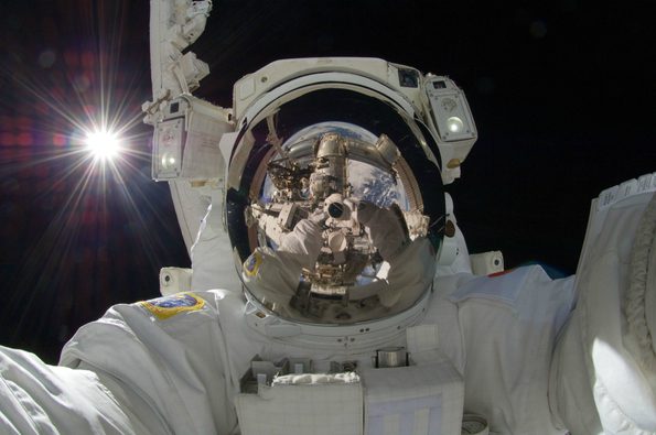 astronaut-selfie