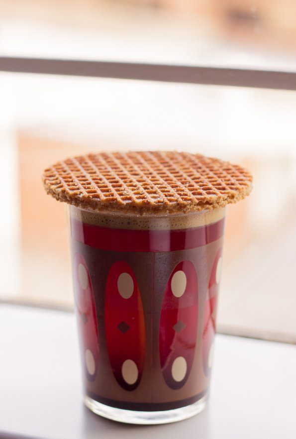 How_to_eat_a_stroopwafel